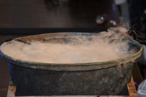 132-21-Čarovniški kotel s suhim ledom-001